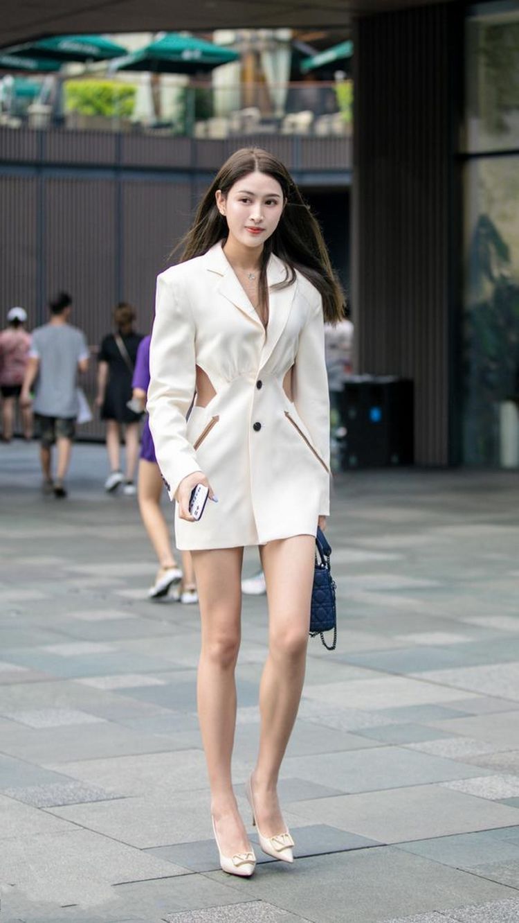 风格|街拍：娃娃脸的女生非常适合可爱的穿搭时尚风格