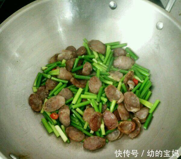 蒜薹|炒蒜薹时,直接炒是不对的,多加1步,炒好的蒜薹颜色翠绿味道好