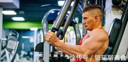 健身房|如何打造完美胸肌?一副哑铃就够了,每天10分钟练爆你的胸肌!