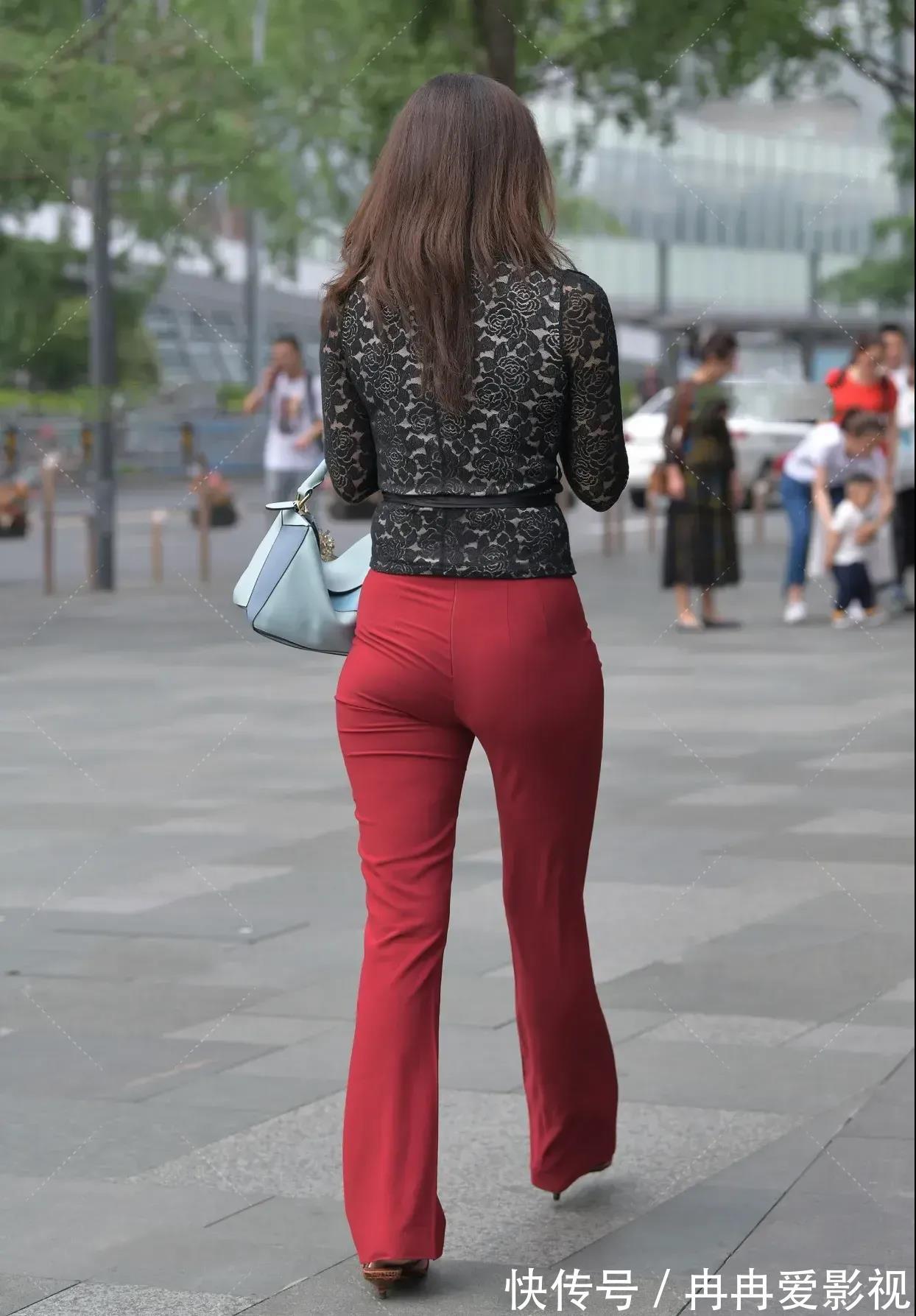 长袖衫 黑色蕾丝长袖衫,配酒红色直筒裤,款式简约又穿着时尚大方