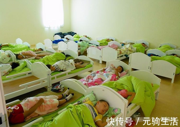 回家|幼儿园能吃2大碗,回家就到处追着喂饭,宝妈突袭幼儿园后明白了