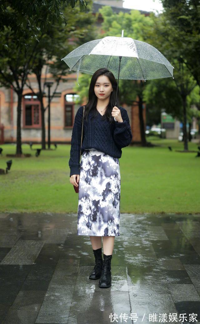 小黑裙 毛衣下面不一定搭裤子,今年流行“毛衣+半身裙”,优雅显高级