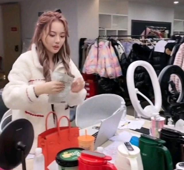 辛巴手下大将宣布即将回归,继续带货?辛巴面临的挑战可不少