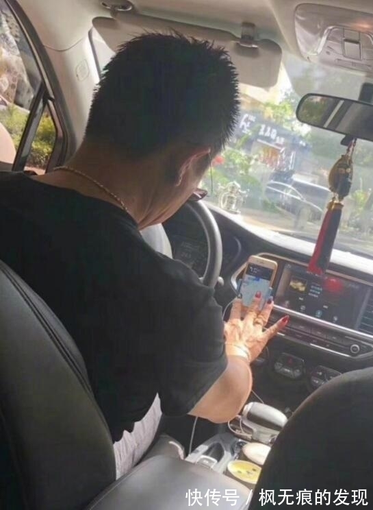 |幽默笑话:看见一个老人摔倒,于是就过去扶……