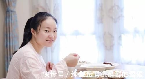 洗头|俩女星坐月子,一个忍不住天天洗头,一个忍了42天,差距很明显