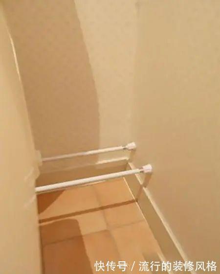 柜子|邻居家卫生间要火了！马桶离地10公分，下方加两根杆子，收纳满分
