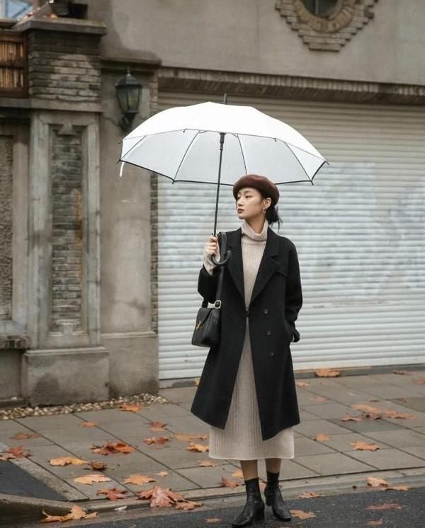 最近火了一种穿搭叫：“大衣+裸靴”，早春就这么穿，时髦显气质