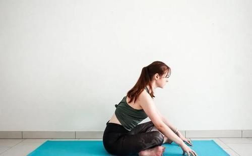 膝盖|练瑜伽,为什么建议女性多练开髋体式