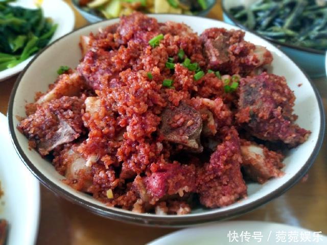 妈妈在我家吃午餐,简单家常,她说家人在一起吃饭就好