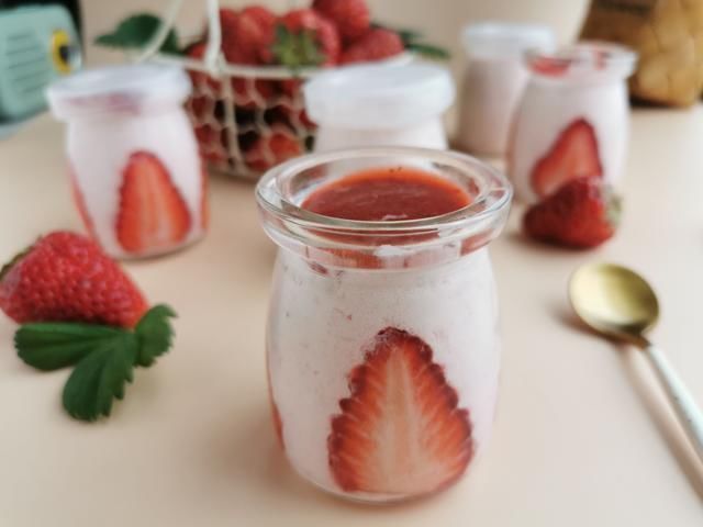 孩子在家吵着吃蛋糕,无奈之下自己动手给孩子做,孩子吃了一半