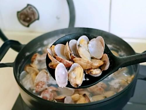  下酒菜|冬天的花蛤又鲜又肥美，和辣椒简单一炒，就是一盘下酒菜