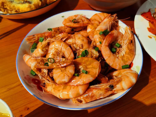 賓客們|參加農(nóng)村二舅60歲壽宴,隨了500元祝壽,18道菜剩大半:不敢恭維