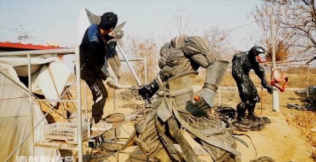 炫酷|UP主用轮胎制作始祖巨人,肌肉纹路炫酷,还不忘安利巨人最终季