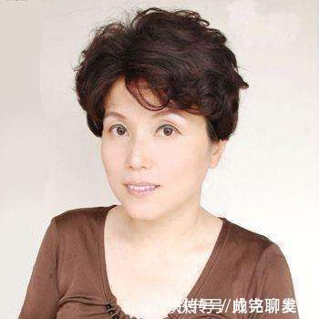 发质|为什么六十岁女人都喜欢短发?发质发量气质变了,短发利落又减龄