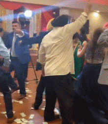 |搞笑GIF:下面的小伙子,眼都直了好看不?