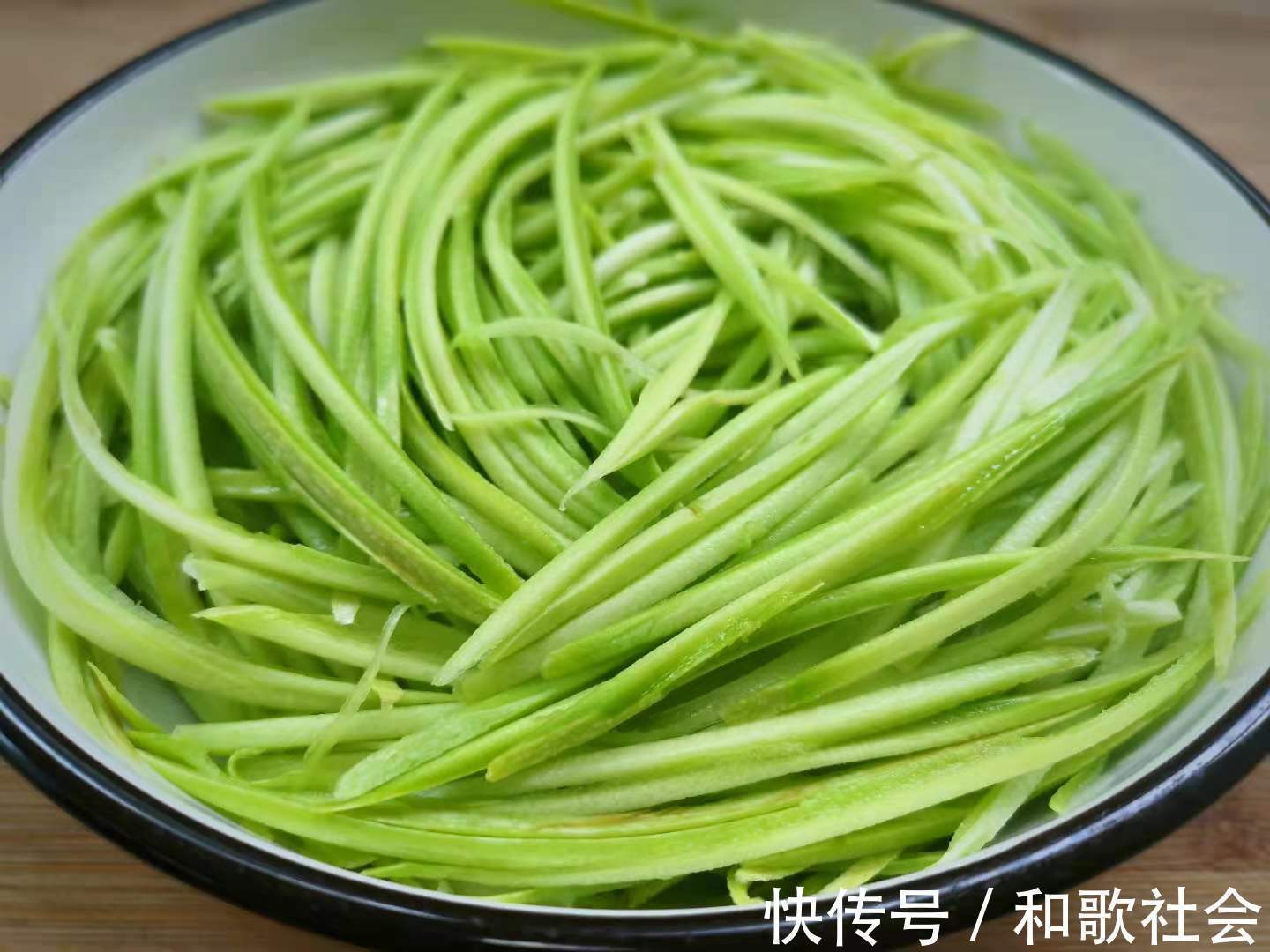 三伏天|这食材夏季很常见,才几毛钱一斤,加料一拌,清香爽口,开胃解暑