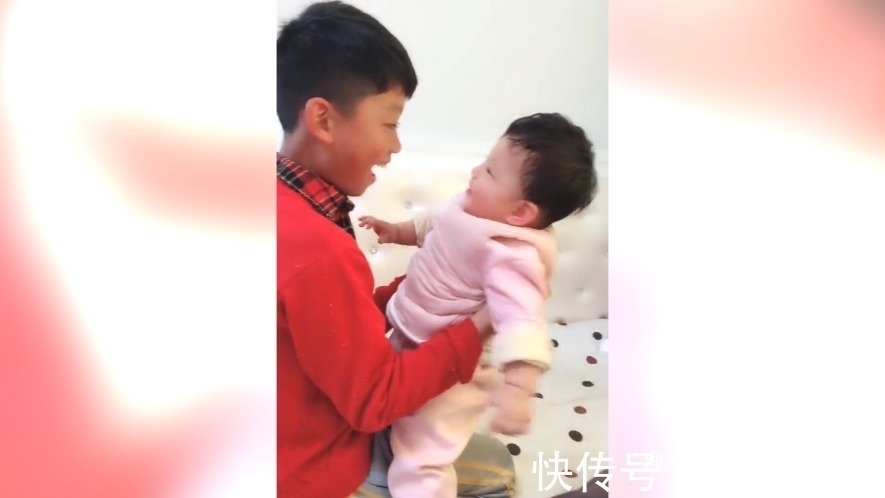 哥哥|妹妹在沙发上玩,看到哥哥后,就激动起来了,网友这小腿真可爱