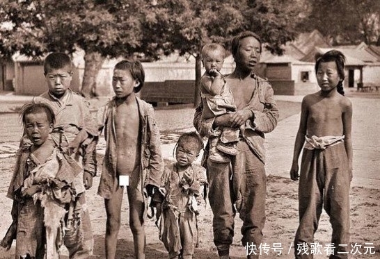嫔妃|罕见的晚清老照片：宫中的嫔妃格格很漂亮，普通老百姓却穷苦万分