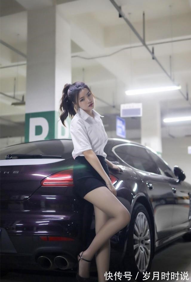 白衬衫 冷白色的短袖衬衫,搭配黑色的短裙十分的干练,日常上班都可以!