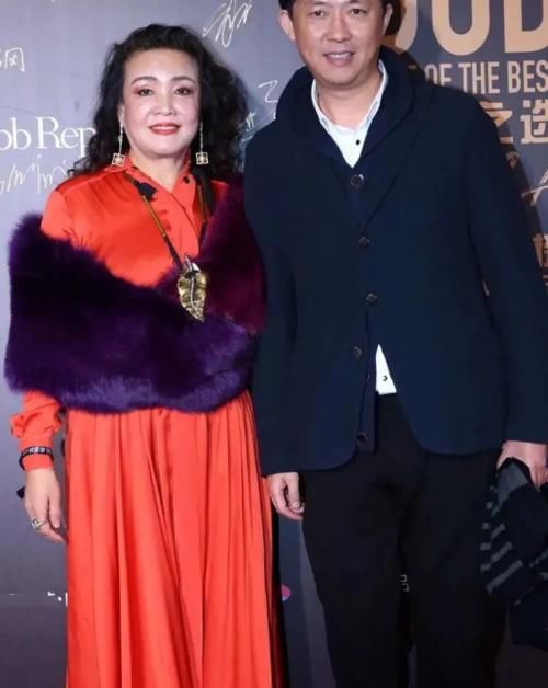 大S婆婆把豪宅当背景！穿连体衣小肚子凸出，拎十万包包太像贵妇