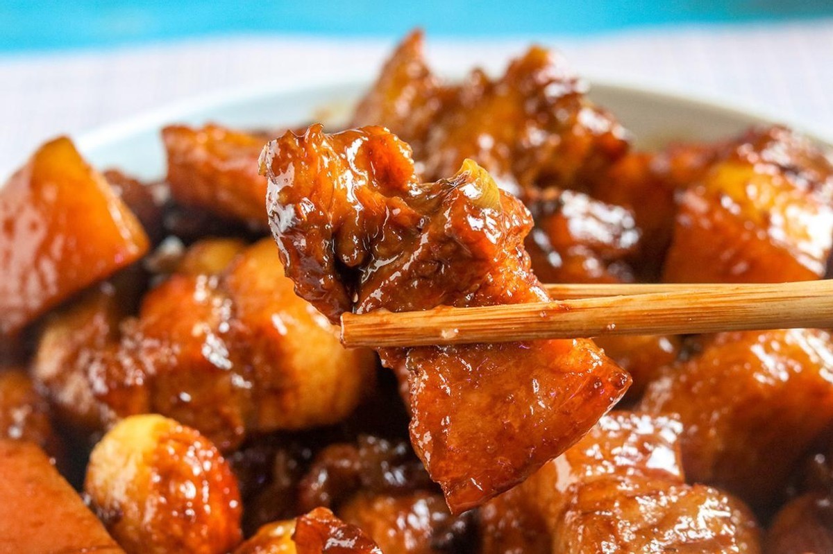 红烧肉经典的做法,颜色红亮诱人,看着就想吃,一口一块太过瘾了