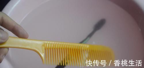在梳子上涂抹牙膏,作用真厉害,我也是刚知道,快回家试一试