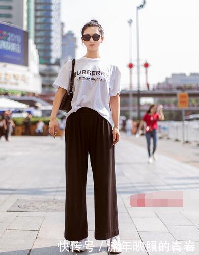 不管日常还是通勤,少不了这双小白鞋