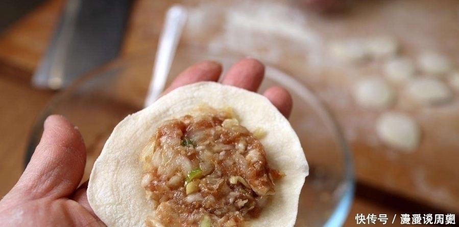 猪肉馅,万万别再加水了!加点它,肉馅不干不柴,鲜嫩多汁又入味