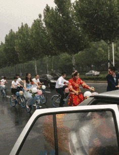 |搞笑GIF趣图:哥们,你这方法不错,干活看孩子两不误