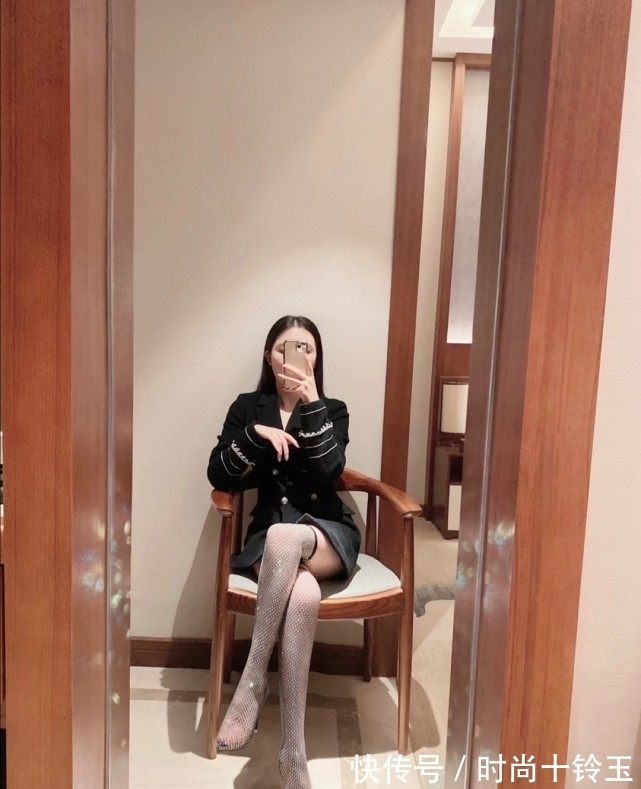 赫本风 西装裙配上渔网长筒靴,媚俗与高贵气质的碰撞!