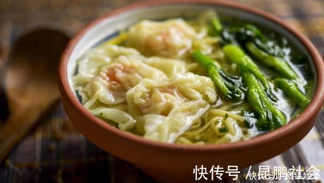 煮面条时，掌握3个诀窍，煮出来的面条香浓耐嚼，不粘锅也不成坨