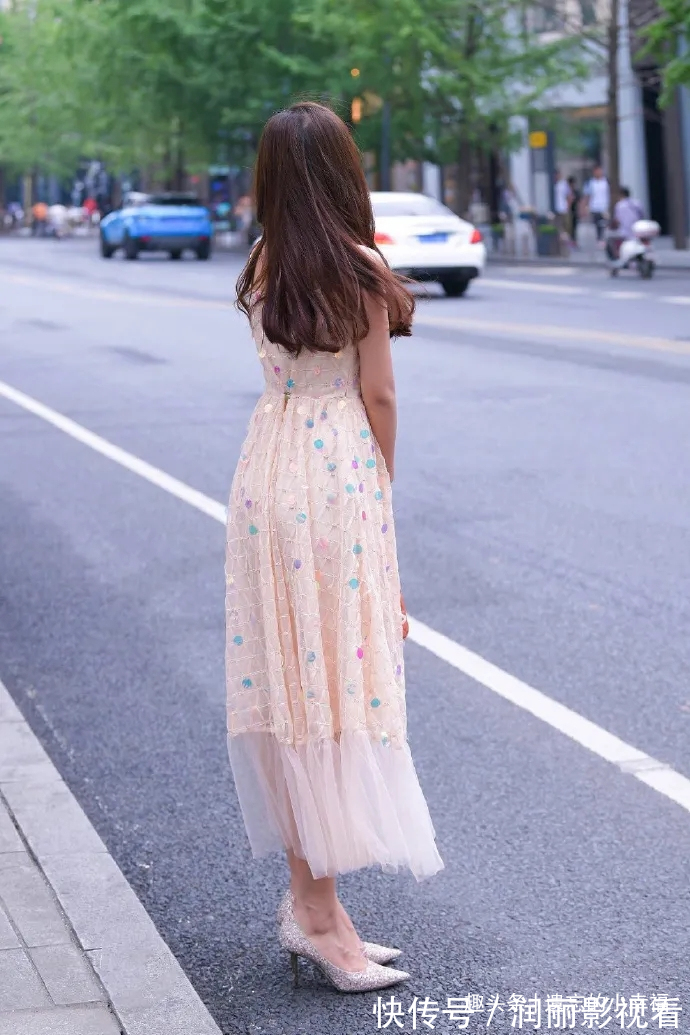 淑女感|浅粉色淑女款连衣裙,搭配银色精致高跟鞋,穿出靓丽女生的时尚美
