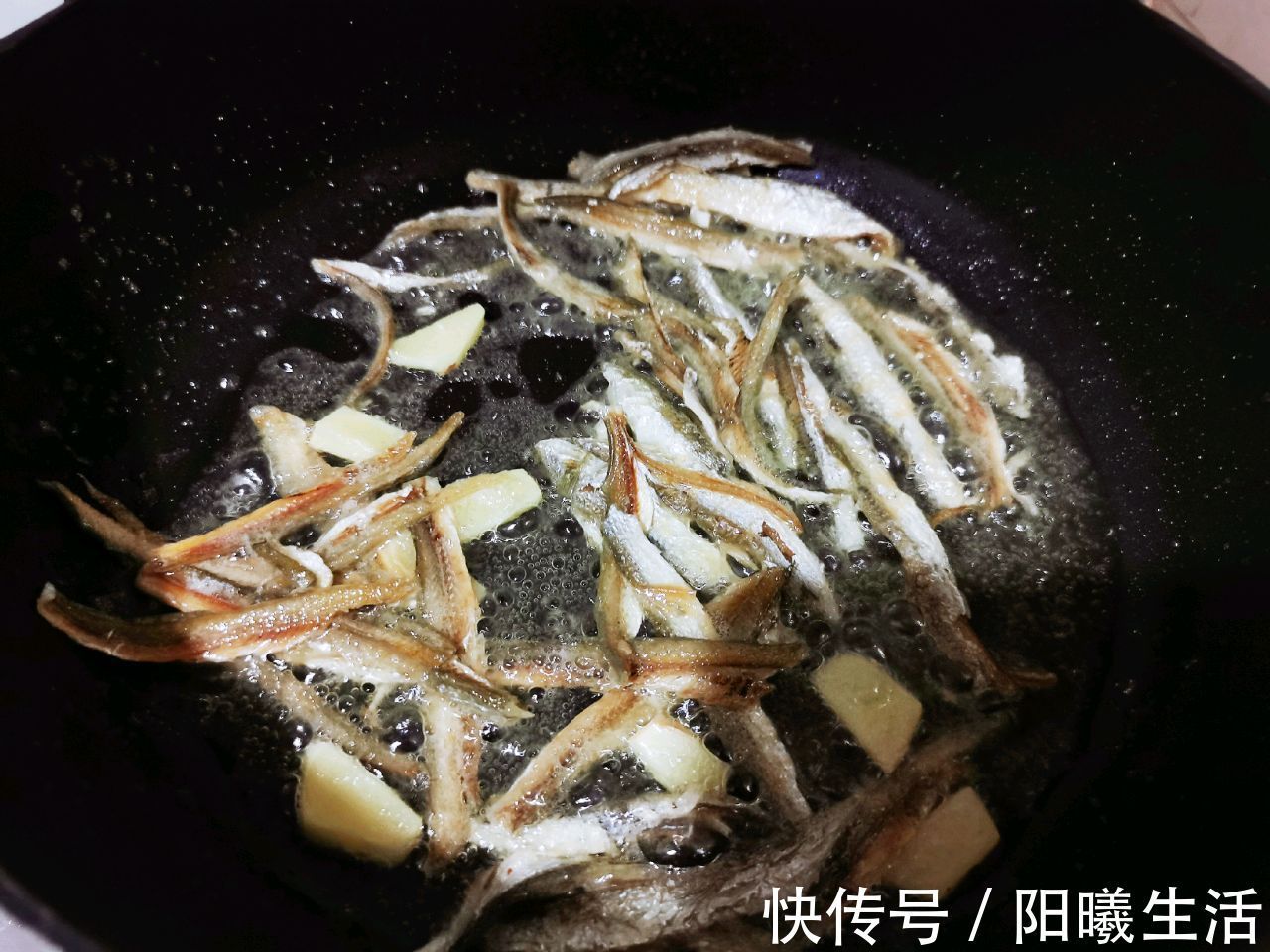 炒制|韭菜苔炒小鱼干,美味可口,营养健康