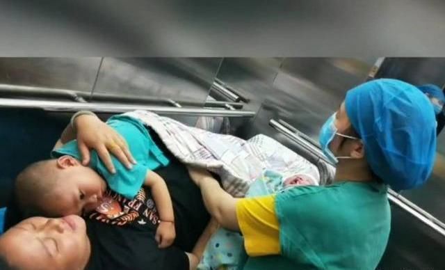 之举|二胎孕妈深夜独自带大宝到医院生娃,“为母则刚”,更是无奈之举