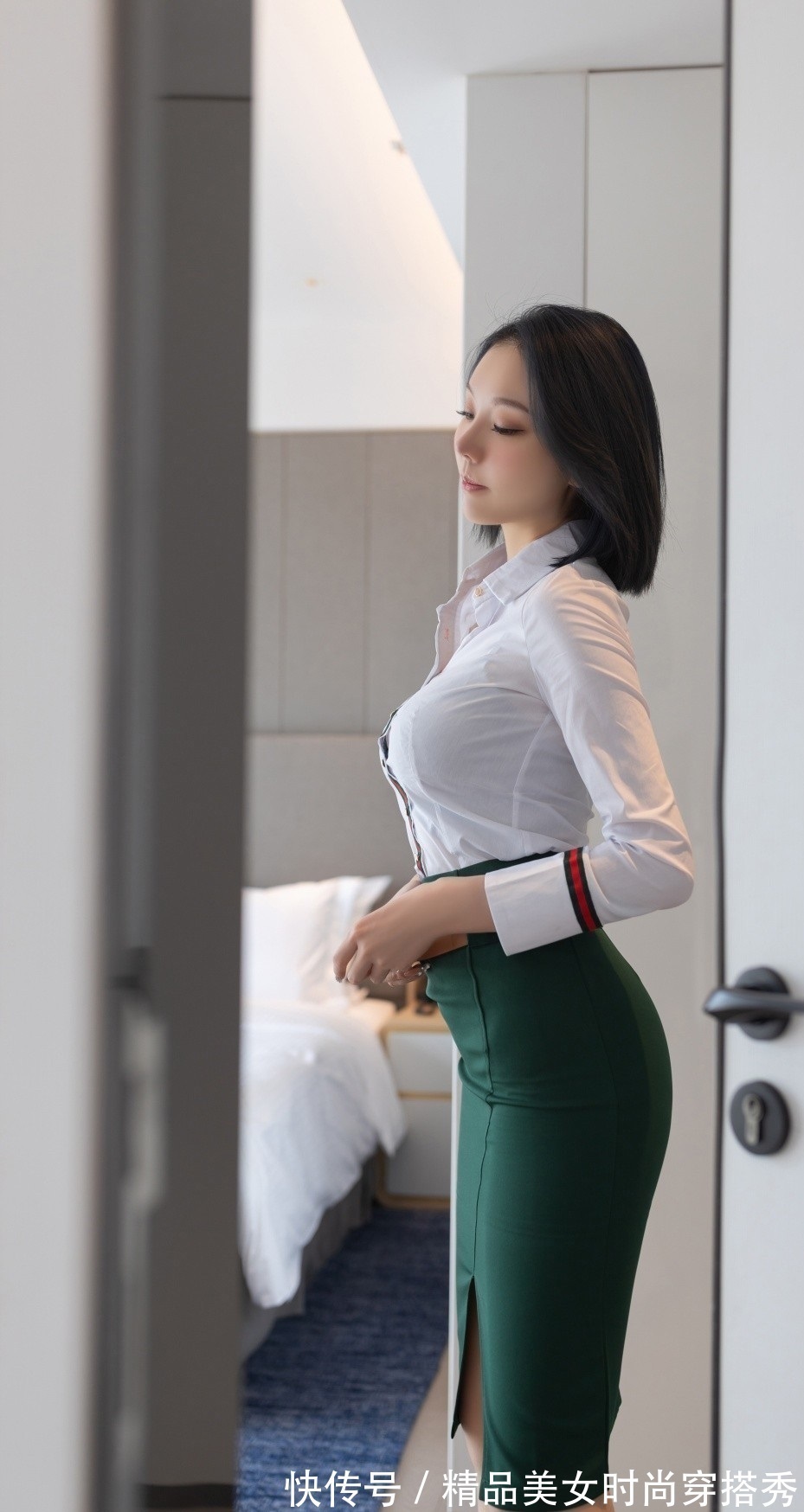 半身裙 白色的衬衫下搭墨绿色的半身裙,做一个优雅的女人