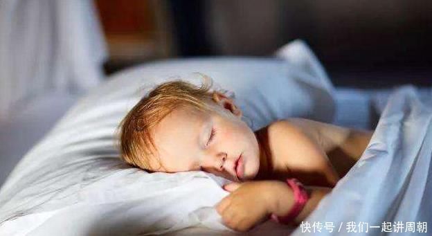 解决办法|孩子睡觉“爱踢被子”是怕热,大错特错,孩子有多难受你不清楚!