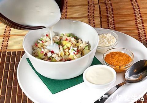 排便|这4种食物会给肠道“添堵”，被便秘困扰的人不妨少吃点