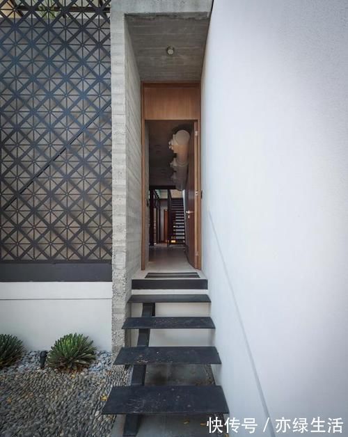 豪车|老房扒掉盖栋别墅，115平带车库放豪车，花300万村里人都说出息了