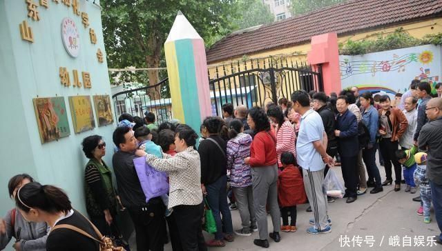 萌娃|幼儿园老师手滑,把孩子上厕所照片发家长群,家长退学