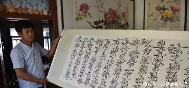 水瓶|男子苦学书法几十载,用水瓶创“空心字书法”,靠这技术年入40万