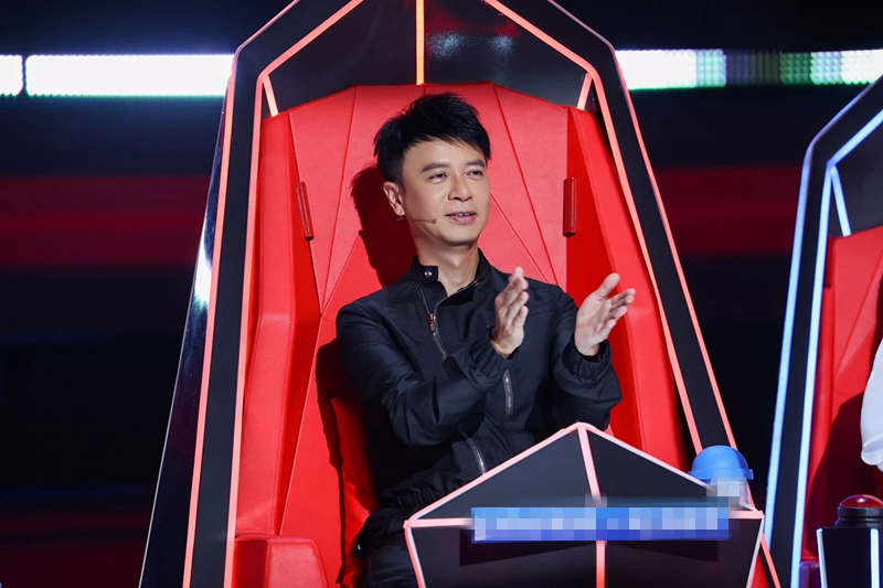 《中國好聲音》第十季首播,8位導師擁擠不堪,選手質量大打折扣