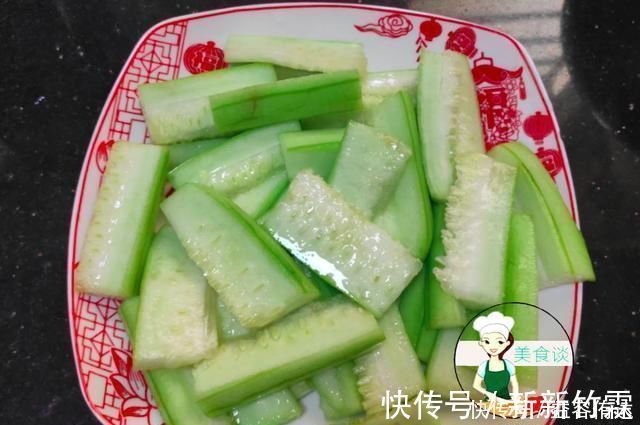 鱼腩|丝瓜和它是天生一对，蒸一蒸8分钟出锅，鲜到流口水，简单又营养