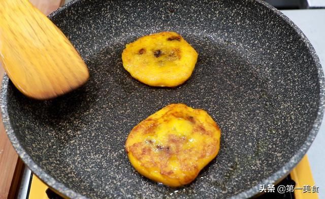 家人|南瓜和紫薯别再蒸了,学会这个南瓜紫薯饼,软糯香甜,家人都爱吃