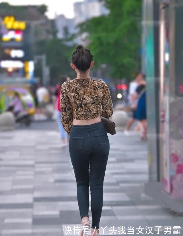 美女 丰腴有“肉”的打底裤美女,造型个性又有时尚感,衬托气质!