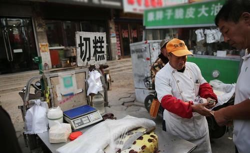 水豆腐|东北县城早市人间烟火味特浓，酸菜炖肉粘豆包，满街都是东北味道