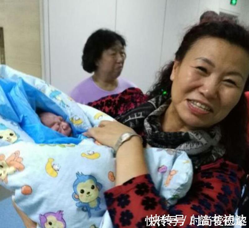 踩生|“踩生”是迷信吗?第一个抱新生儿的人很重要,最好别是这四种人