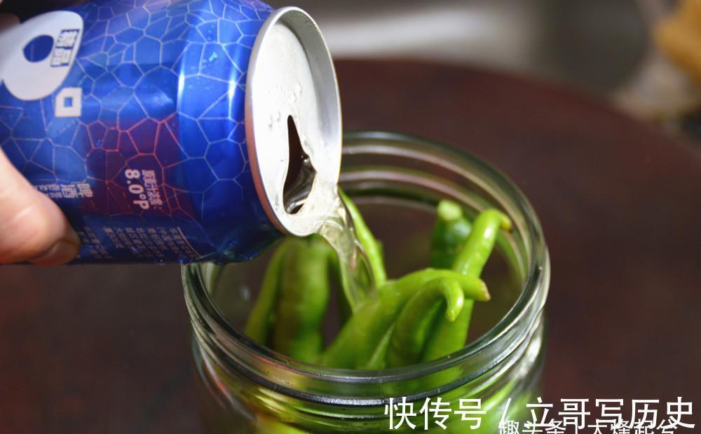 阳台上|一瓶啤酒倒入辣椒里，教你一招，酸辣可口，3天就能吃
