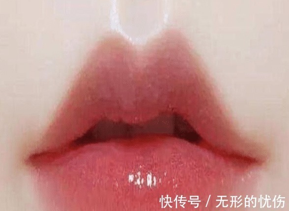 艳红 有多少女孩不会涂口红,还整天顶着一嘴艳红认为自己挺美!