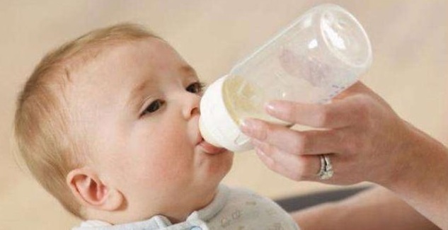 睡眠质量|婴儿睡觉时总是满床打滚,背后原因在这里,父母别忽视了!