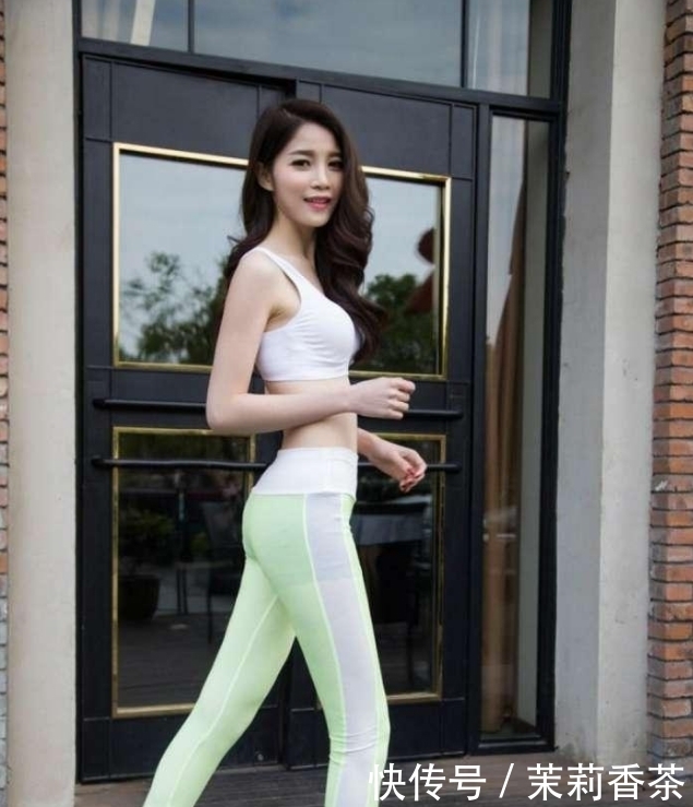 轻松|紧身打底裤小姐姐,打造出婀娜多姿的曲线美,轻松秀出成熟女人味